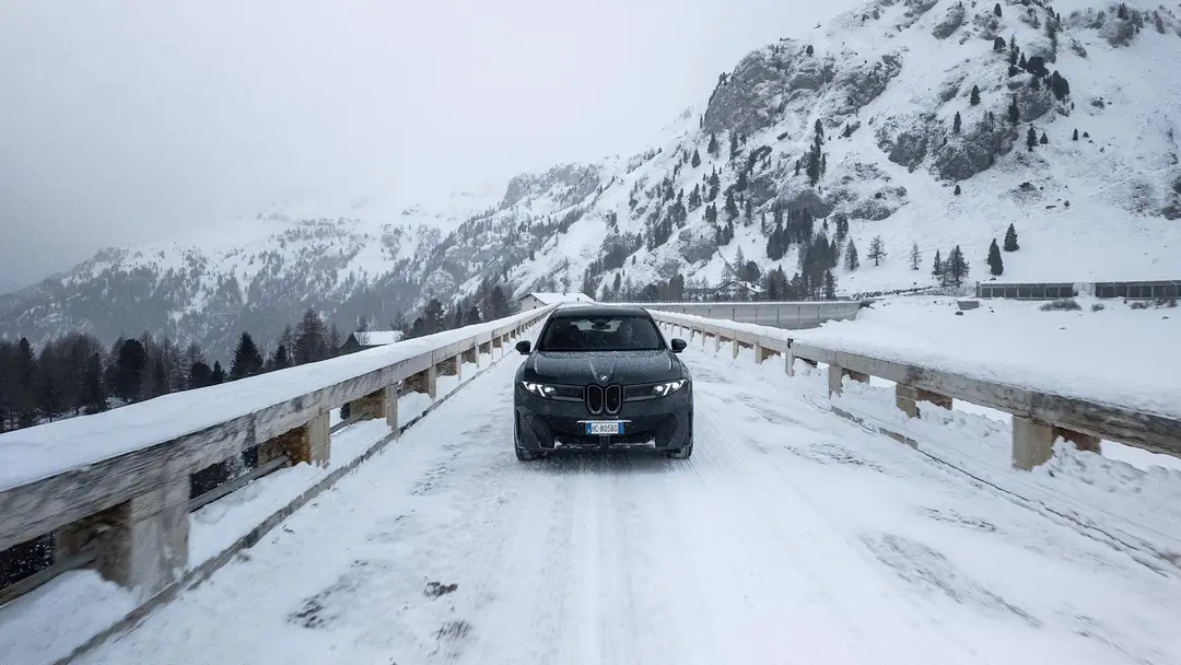BMW iX3 dinamica tra la neve muso pieno