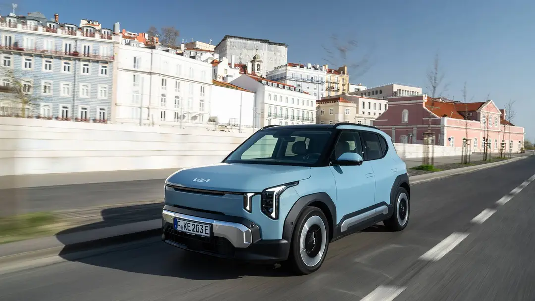 kia ev2 frost blue sulle strade di lisbona
