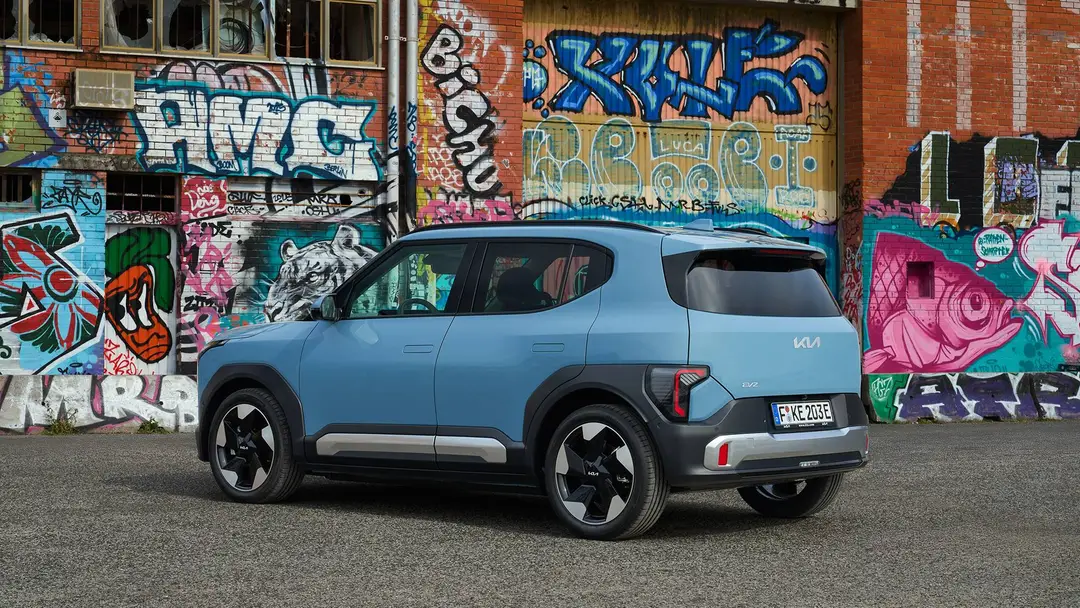 Kia EV2 frost blu ripresa di tre quarti al posteriore