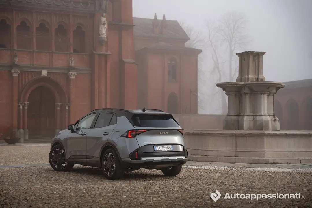 La Kia Sportage GT Line Plus 2026 grigia metallizzata ripresa di tre quarti posteriore
