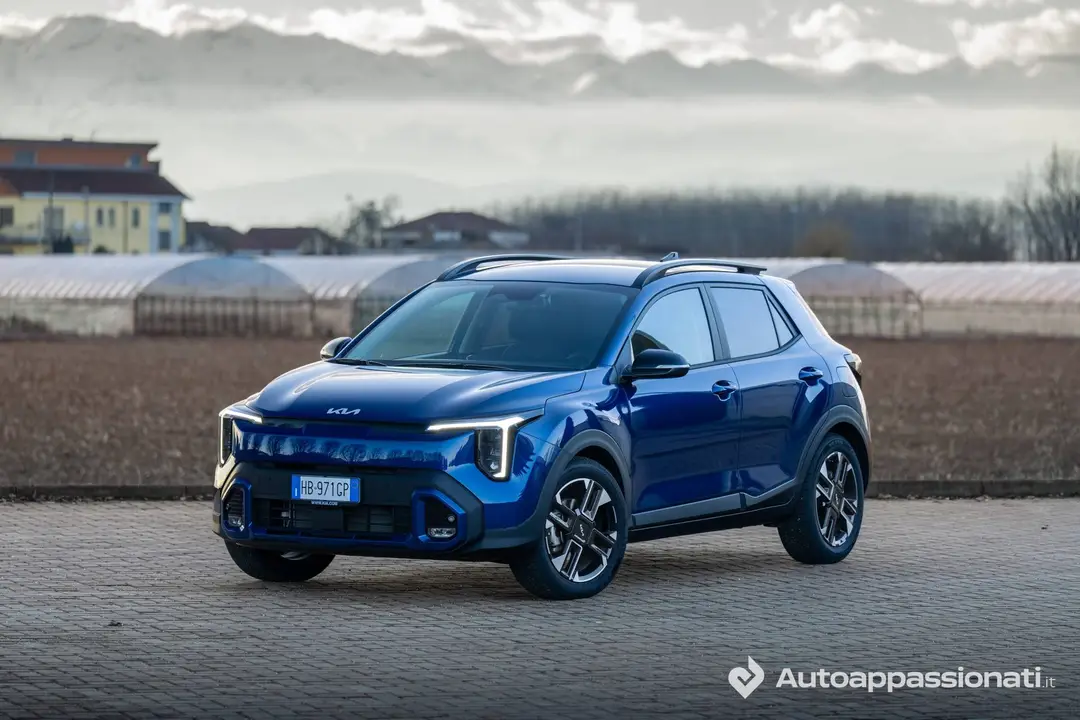 la Kia Stonic nel blu metallizzato "Yacht Blue"