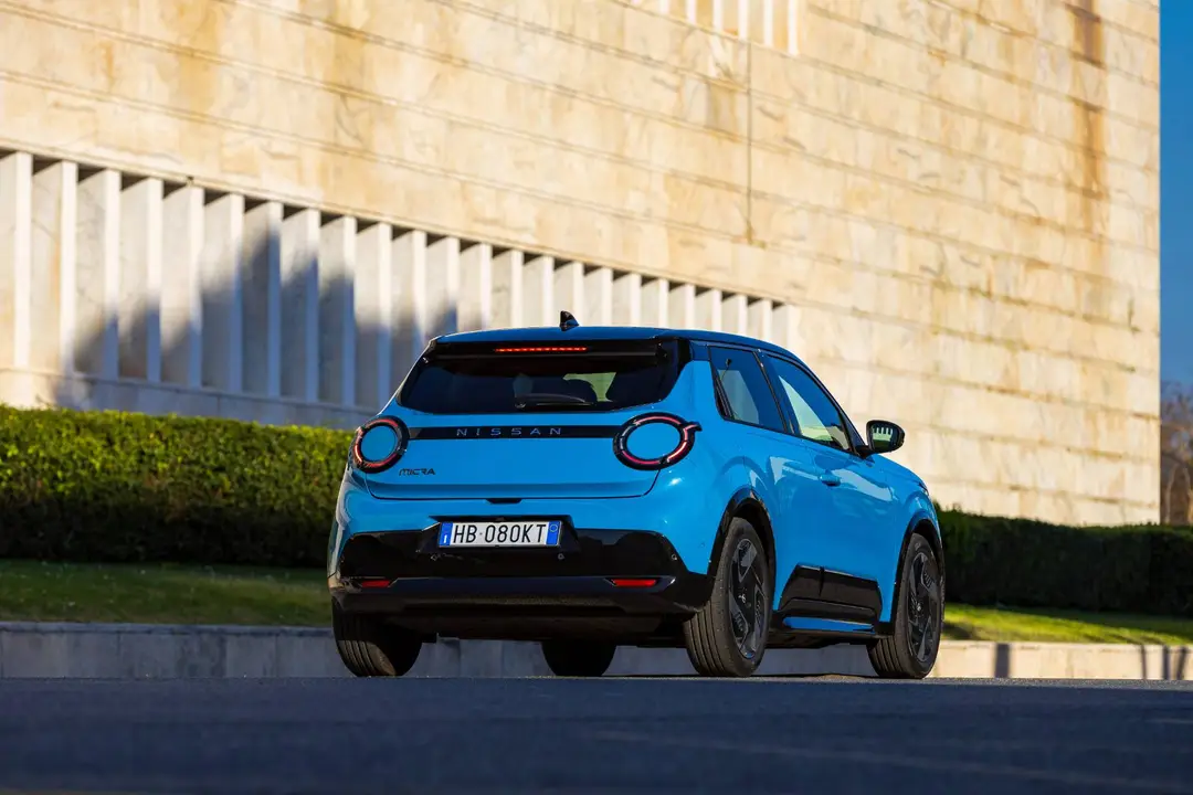 Nuova Nissan MICRA_Dinamica posteriore si vede l'auto in frenata con sfondo un palazzo dell'eur