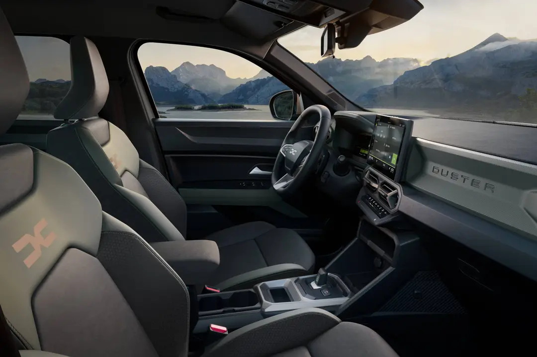 Interni di Dacia Duster con cambio automatico in primo piano e sedili con logo Dacia con in primo piano il cambio automatico della vettura con logo dacia in primo piano sui sedili