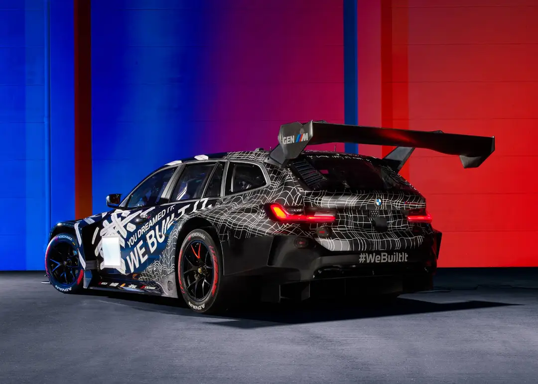 BMW M3 Touring GT3 in posizione posteriore laterale