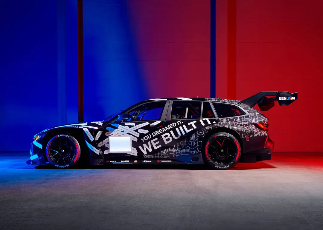 BMW M3 Touring GT3 in posizione laterale