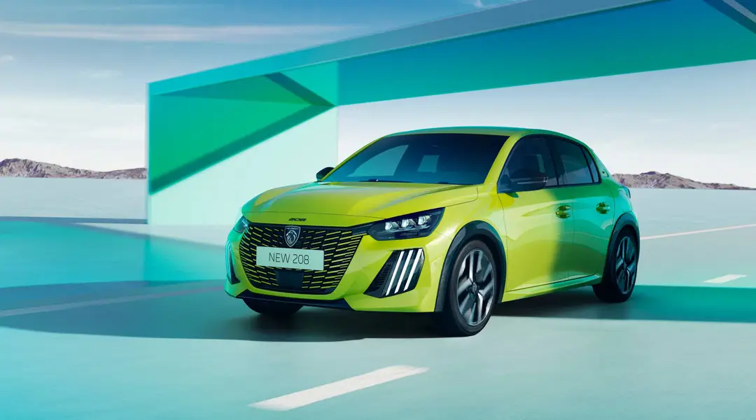 Peugeot 208 di colore giallo con il nuovo motore turbo100 a catena a bagno d'olio