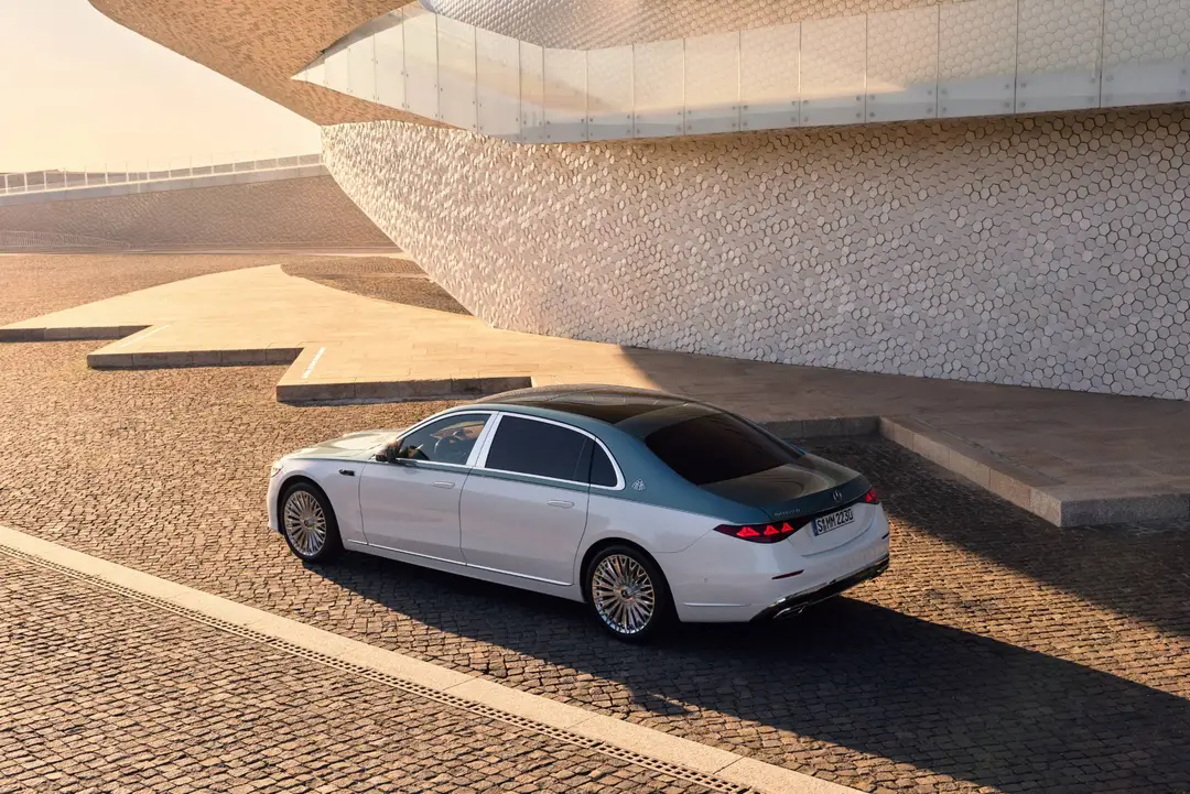 Mercedes Classe S Maybach posteriore bianco e nero