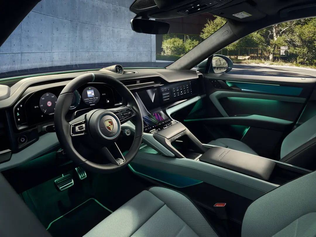 Porsche Cayenne S elettrico interni colore azzurro, si vede volante e strumentazione