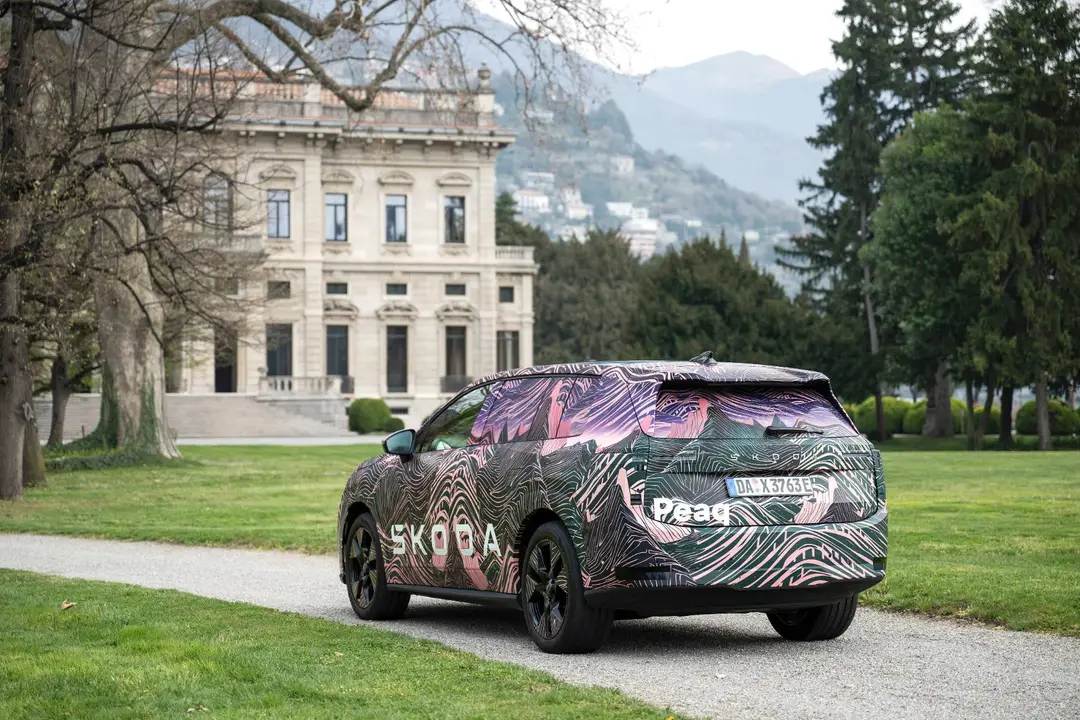 Skoda_Peaq posteriore con palazzo d'epoca sullo sfondo