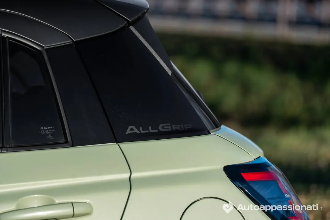 Suzuki-SWIFT-4x4-logo allgrip laterale tono su tono sul montante c