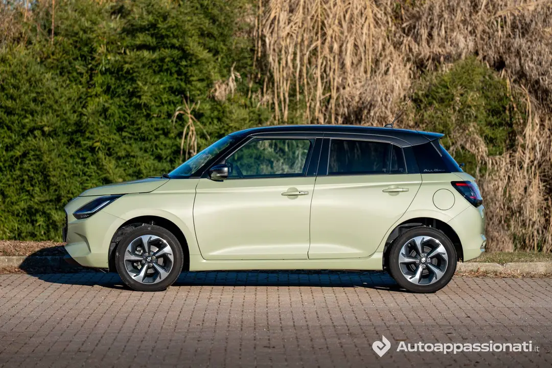 Suzuki-SWIFT-4x4-laterale dell'auto in colore verde hawaii