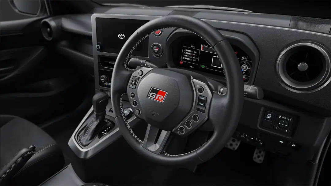 Toyota-Yaris-GR interni dove si vede il nuovo volante
