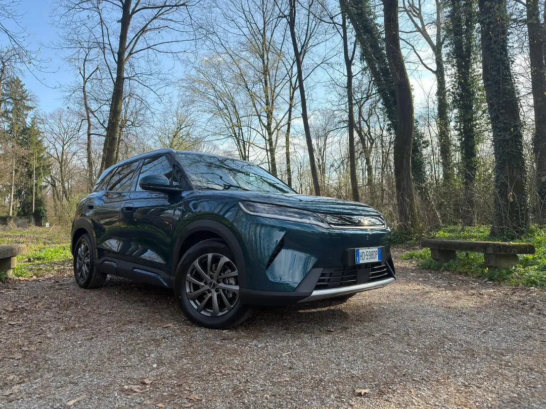 Nell'immagine si vede la BYD ATTO 2 DM-I di lato all'interno del parco di Monza