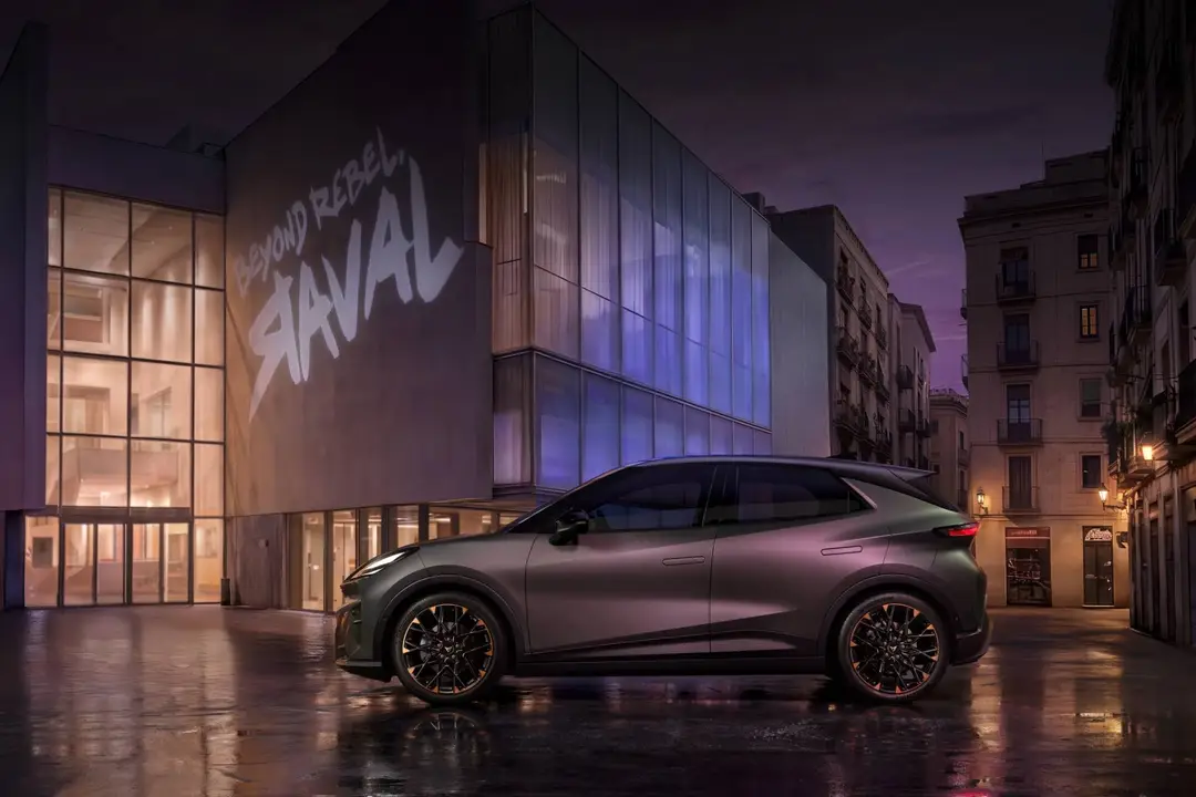 lateraleCUPRA Raval Plasma colore con sfondo palazzi