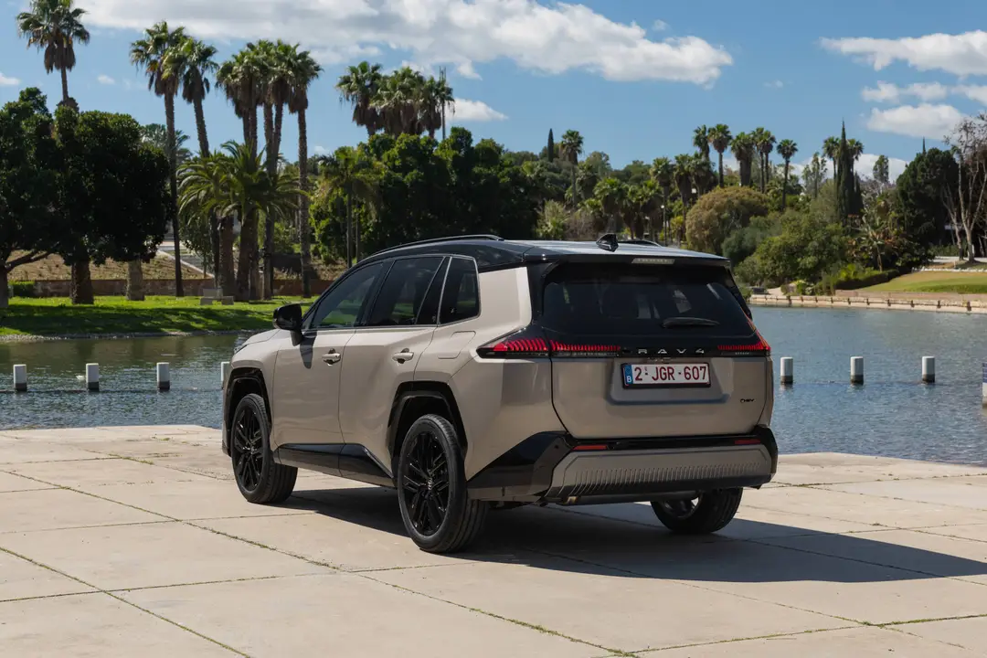 Toyota Rav4 ibrido di colore beige in posizione posteriore