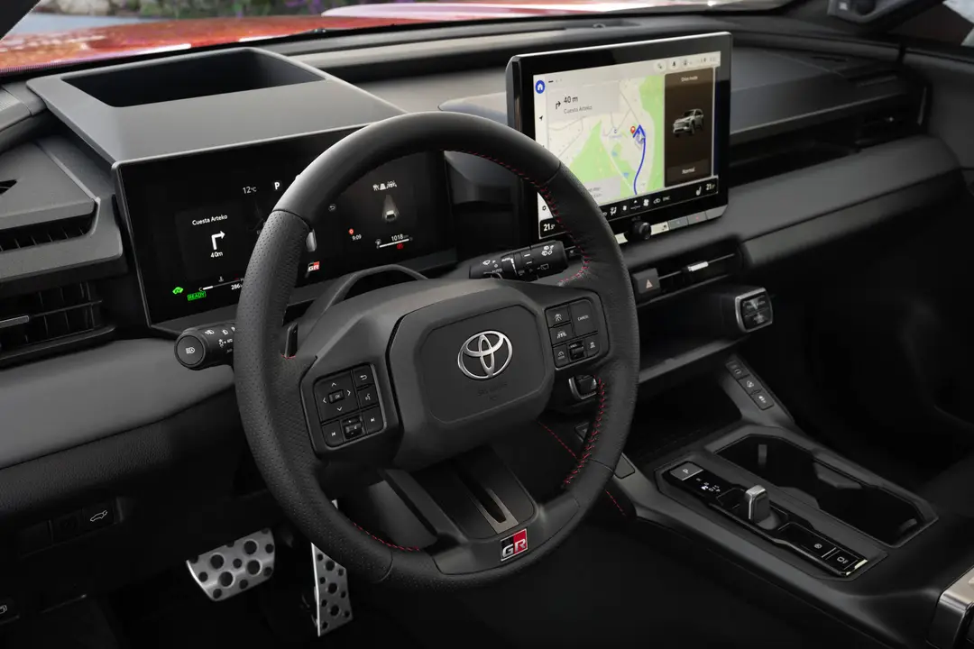 Toyota Rav4 ibrido di colore rosso e complessiva degli interni