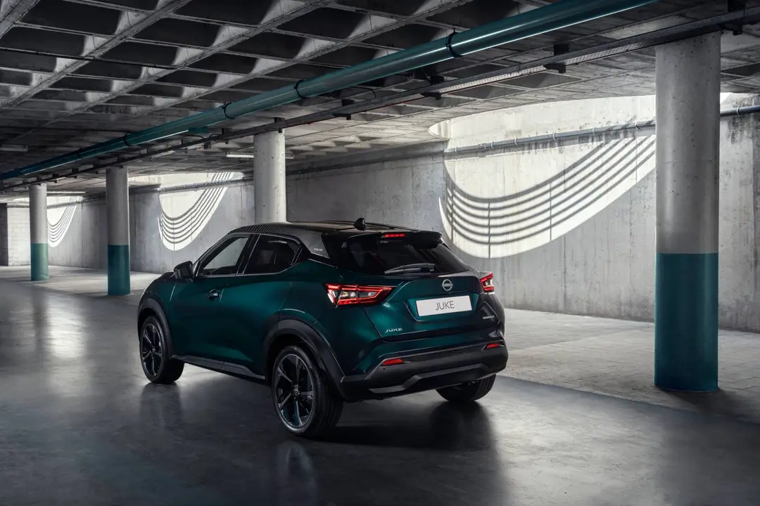 Nissan JUKE_PULSE di colore blu petrolio in posizione posteriore