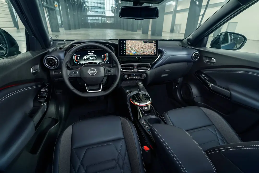 Nissan JUKE_PULSE di colore blu petrolio all'interno dell'abitacolo
