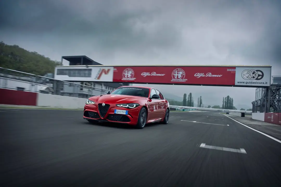 L'Alfa Romeo Giulia Quadrifoglio impegnata in pista a Varano de' Melegari
