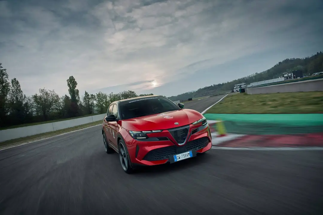 L'Alfa Romeo Junior Veloce impegnata in pista a Varano de' Melegari