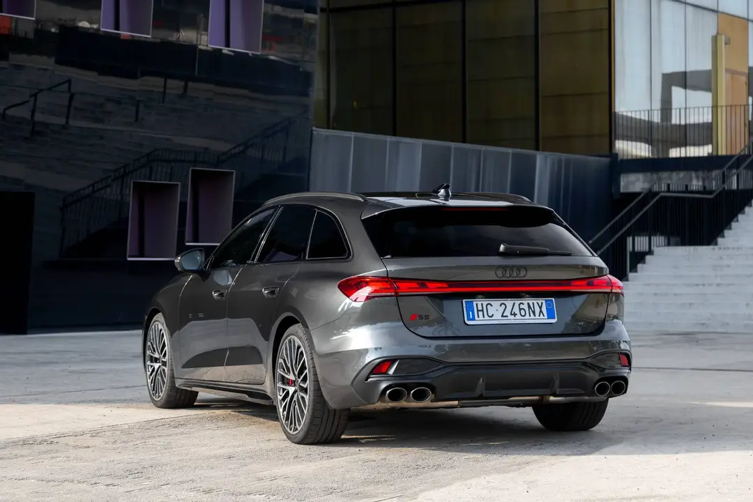 Audi S5 2026 grigia in versione avant posteriore