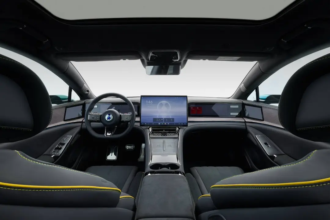 DENZA_Z9GT interni complessiva presa da dietro si vedono volante schermo e plancia completa