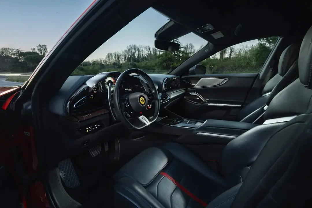gli interni della Ferrari Purosangue handling speciale
