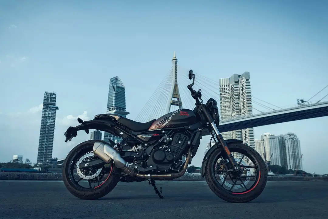 Guerrilla 450 Apex di Royal Enfield laterale statica con palazzi sullo sfondo