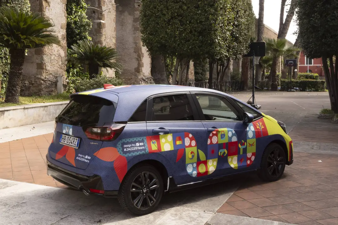 Honda Jazz nella livrea della IED ripresa dal posteriore