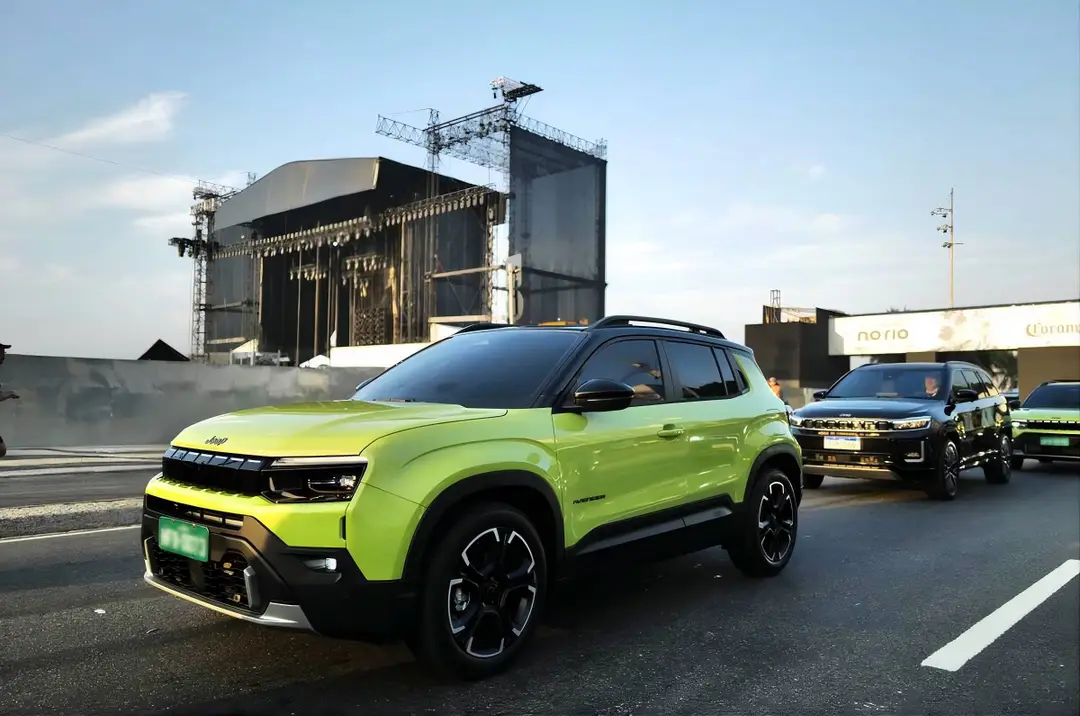jeep-avenger-2026 frontale dinamica di colore giallo del restyling
