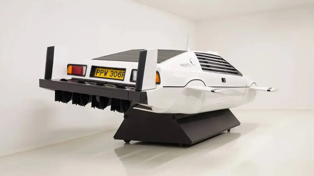 Nell'immagine si vede il retro della Lotus Esprit s1 usata durante le riprese di un film di James Bond