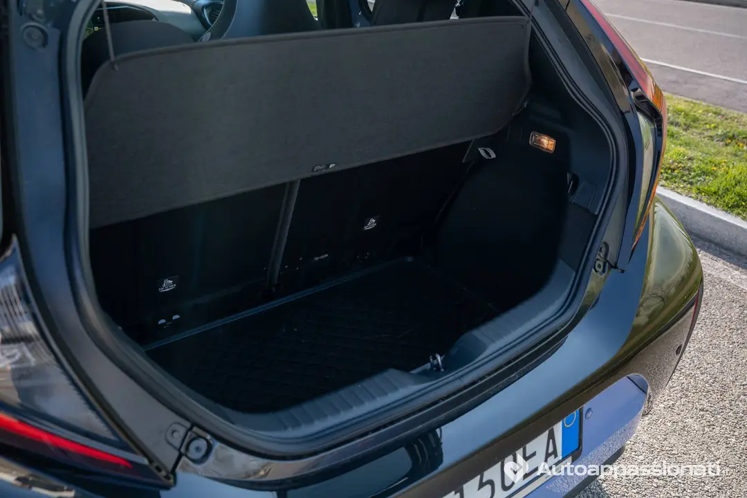 Toyota-Aygo-X-hybrid dettaglio del bagagliaio da 231 litri