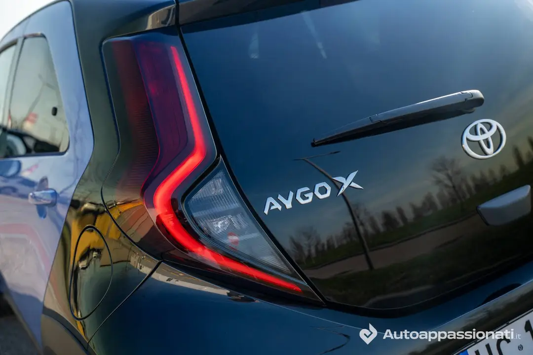 Toyota-Aygo-X-hybrid faro posteriore e scritta aygo x
