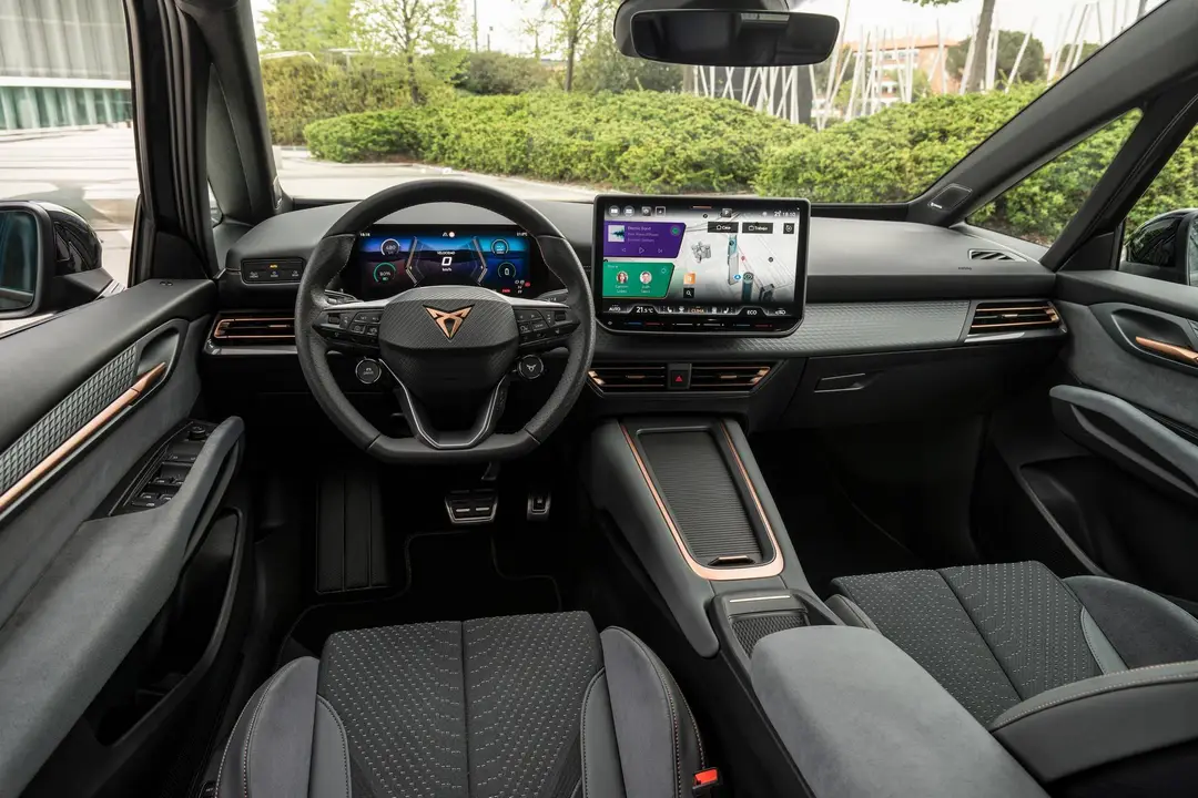 Gli interni della Cupra Born VZ