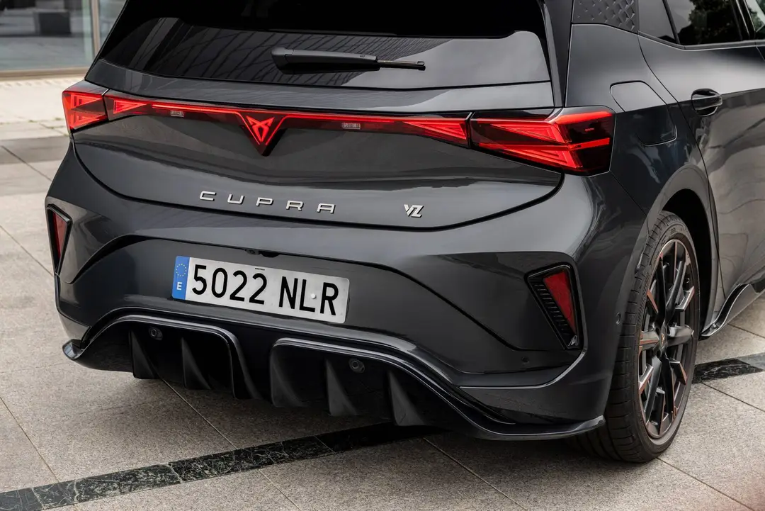 Il posteriore della nuova Cupra Born VZ esalta il diffusore e l'impronta su strada