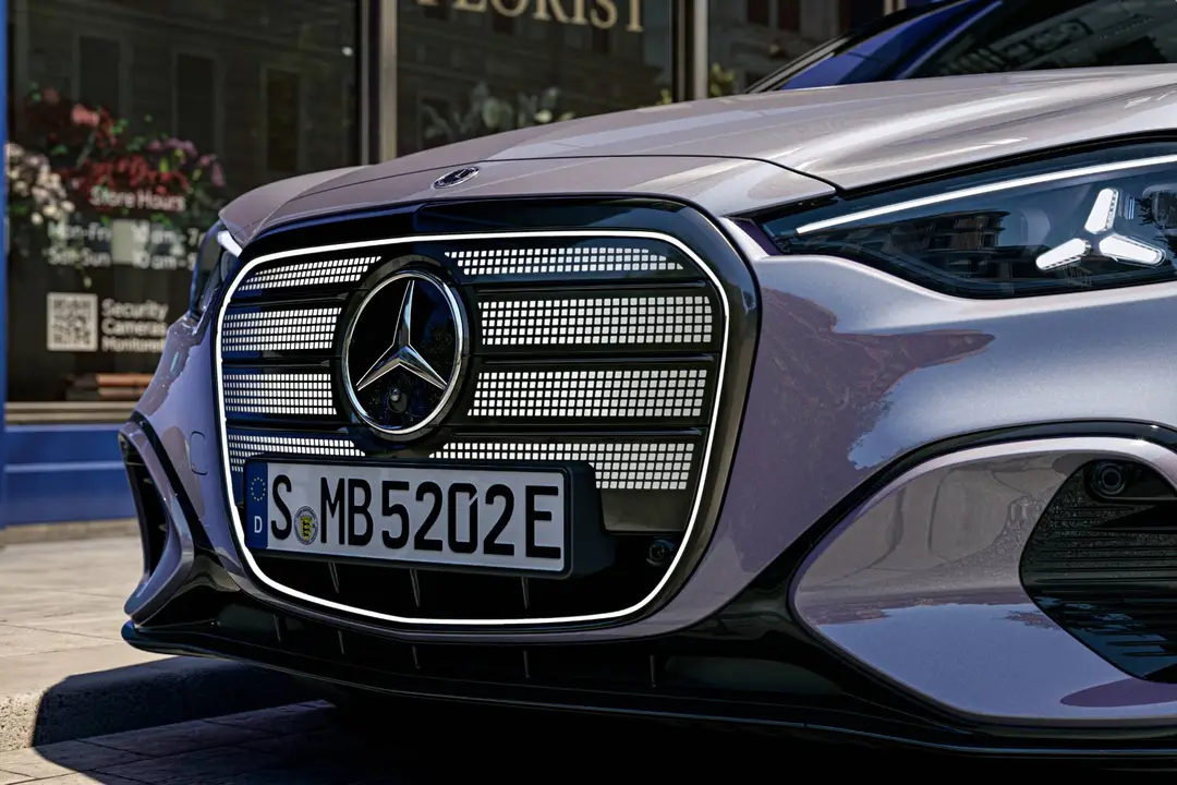 Mercedes Classe C elettrica dettaglio muso