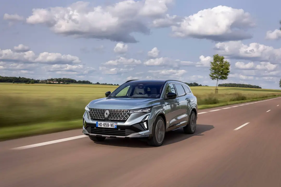 Renault_Espace_full_hybrid_E-Tech_-_Iconic_-_Gris_bleute_Baltique dinamica frontale su strada