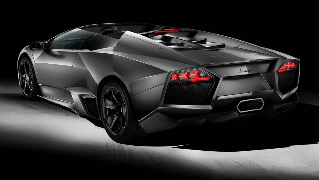 Lamborghini reventon-spyder posteriore di colore grigio su sfondo nero