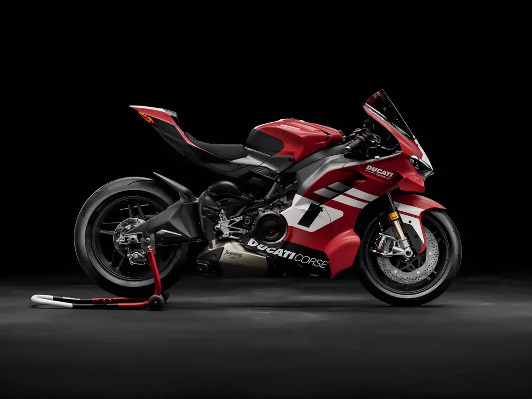 Superleggera V4 Centenario laterale sul cavalletto e di colore rosso