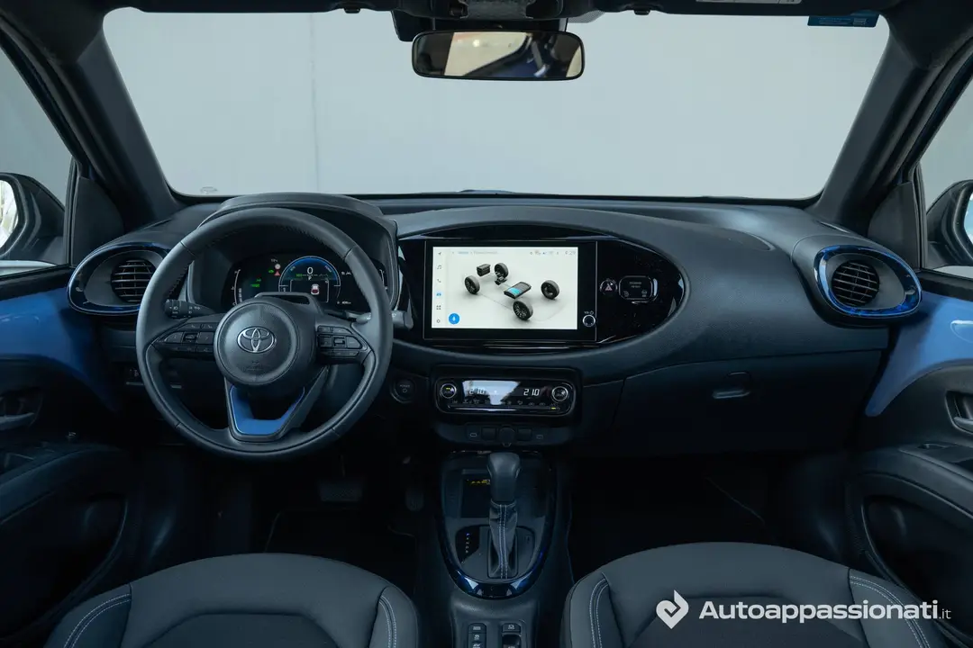 Toyota-Aygo-X-hybrid complessiva degli interni tra sedili schermi e volante