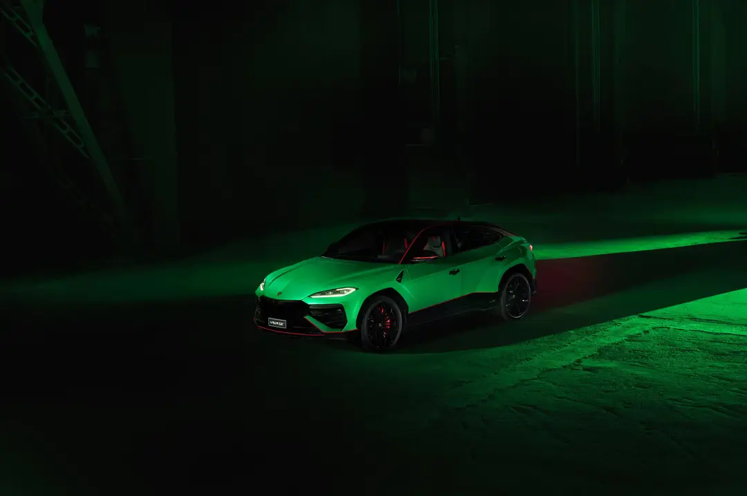 urus-tettonero-frontale colore verde sfondo nero e luci verdi