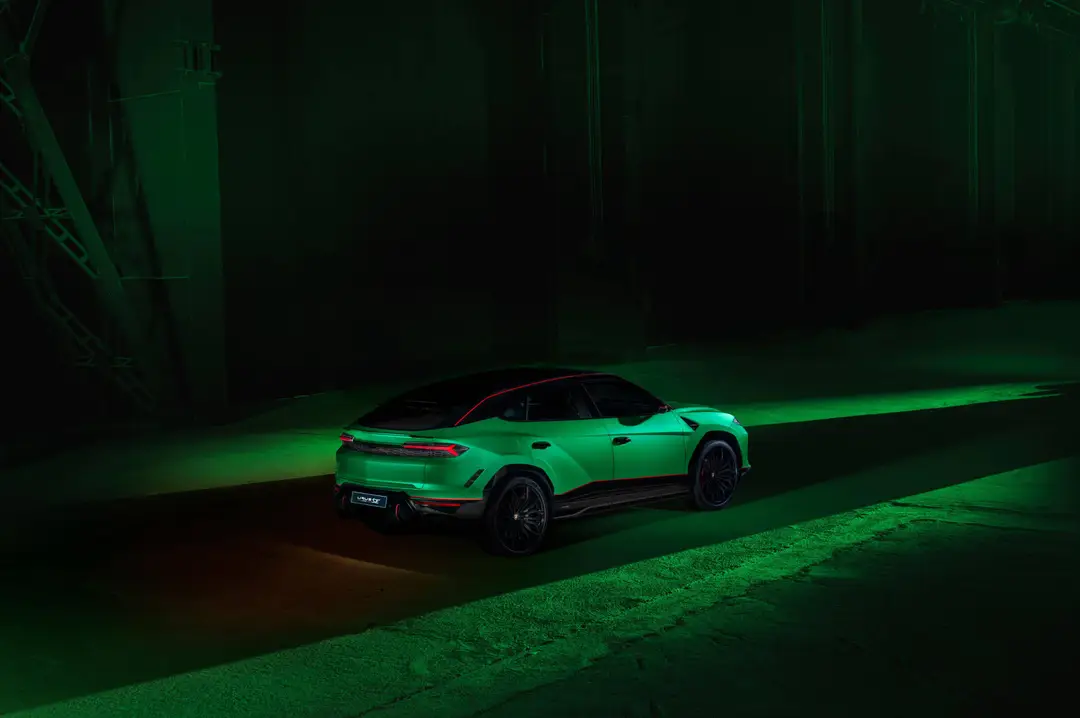 urus-tettonero-posteriore con sfondo nero e luci verdi a contrasto