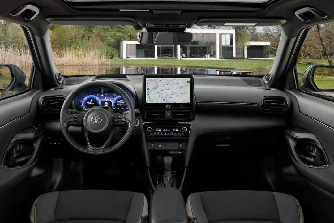 toyota yaris cross 2026 interni completi con sedili volante strumentazione e schermo dell'infotainment