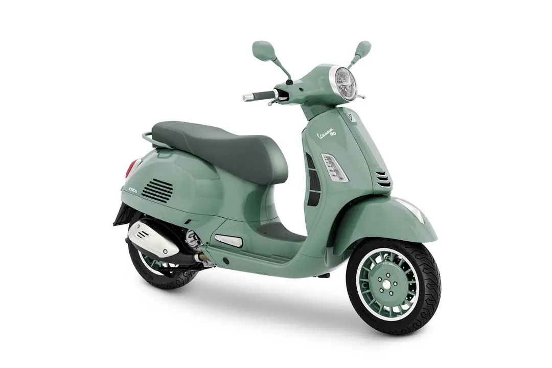 vespa-gts-80th di colore verde salvia di lato
