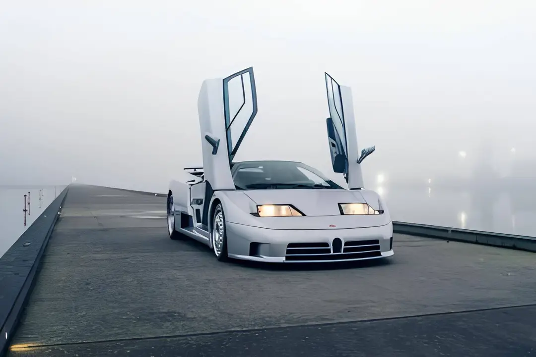 Nell'immagine si vede la Bugatti EB110 su uno sfondo nebbioso