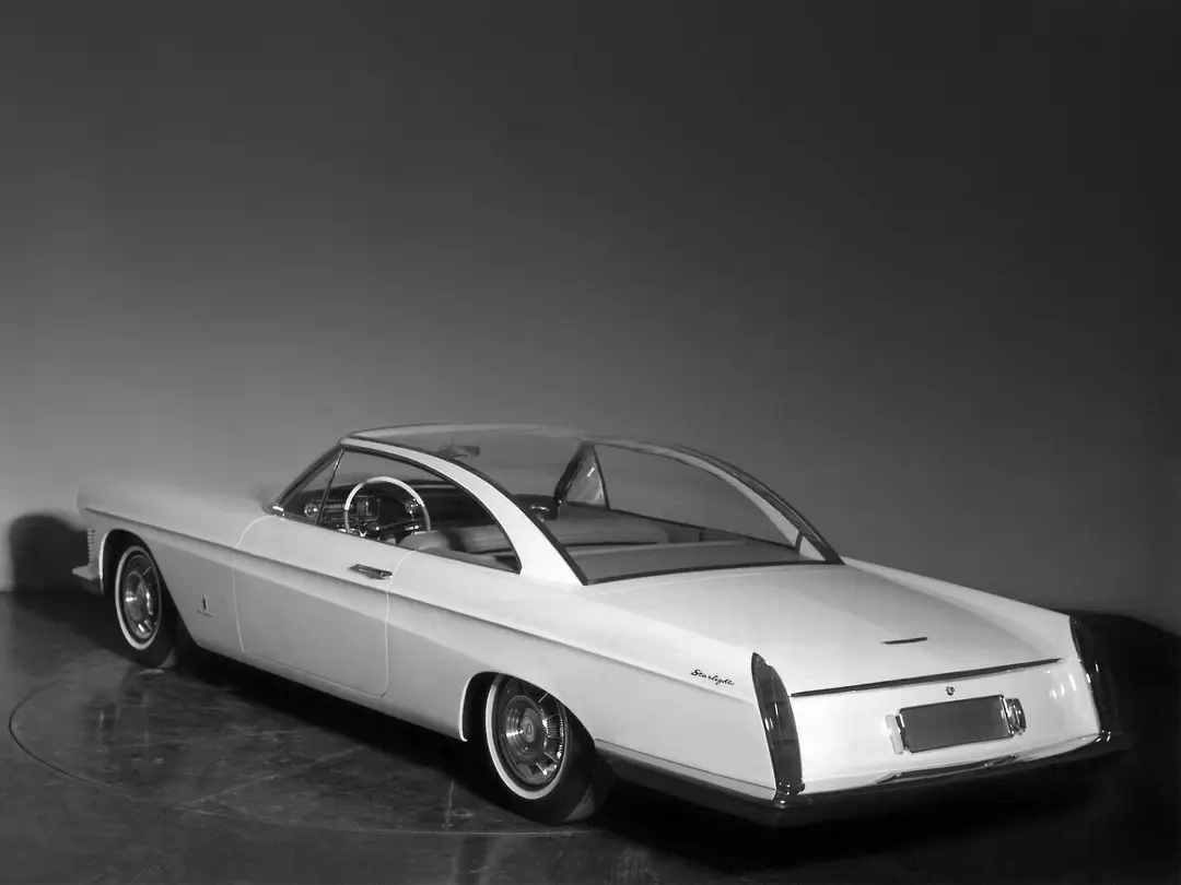 Una foto in bianco e nero della Cadillac Starlight Concept Pininfarina