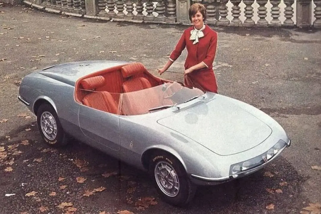 Una foto a colori dell'Abarth 1000 Spider Pininfarina
