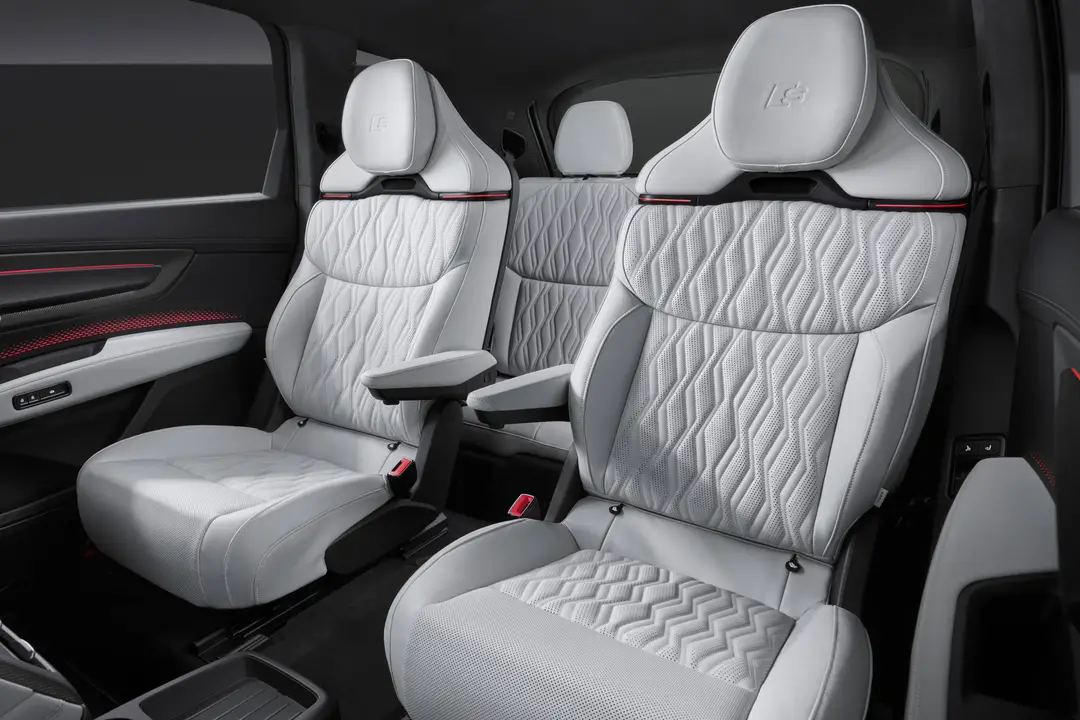 Audi Q9 interni sedili della seconda e terza fila nella configurazione a 6 posti totali. Sedili in pelle bianca