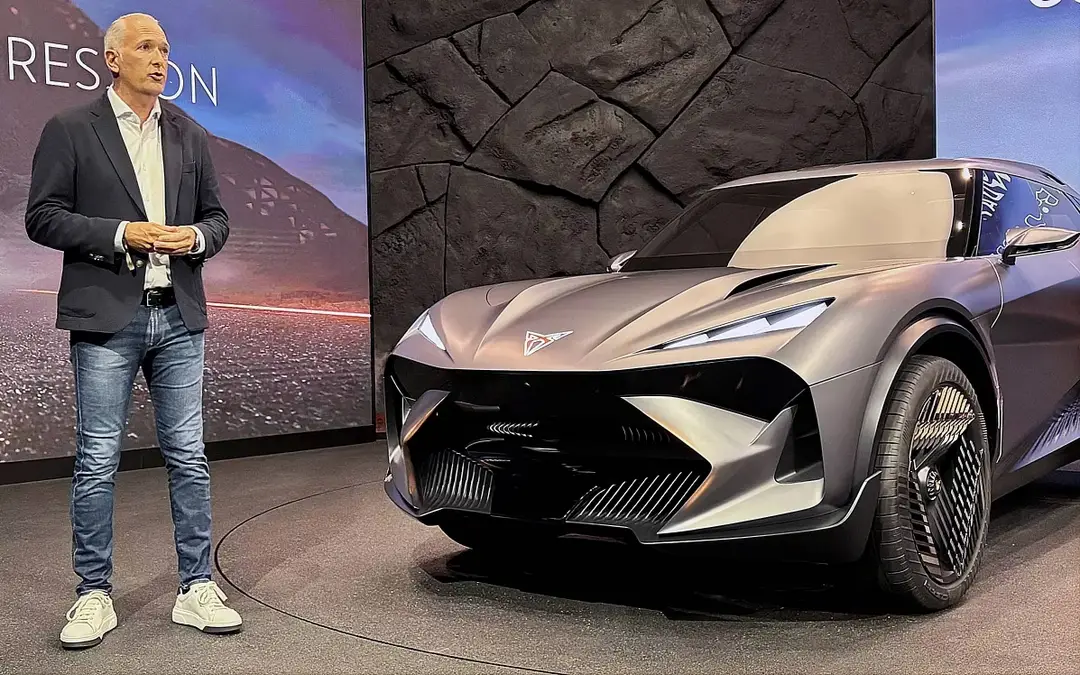 Nell'immagine si vede il CEO di Cupra Marcus Haupt che presenta la nuova Tindaya