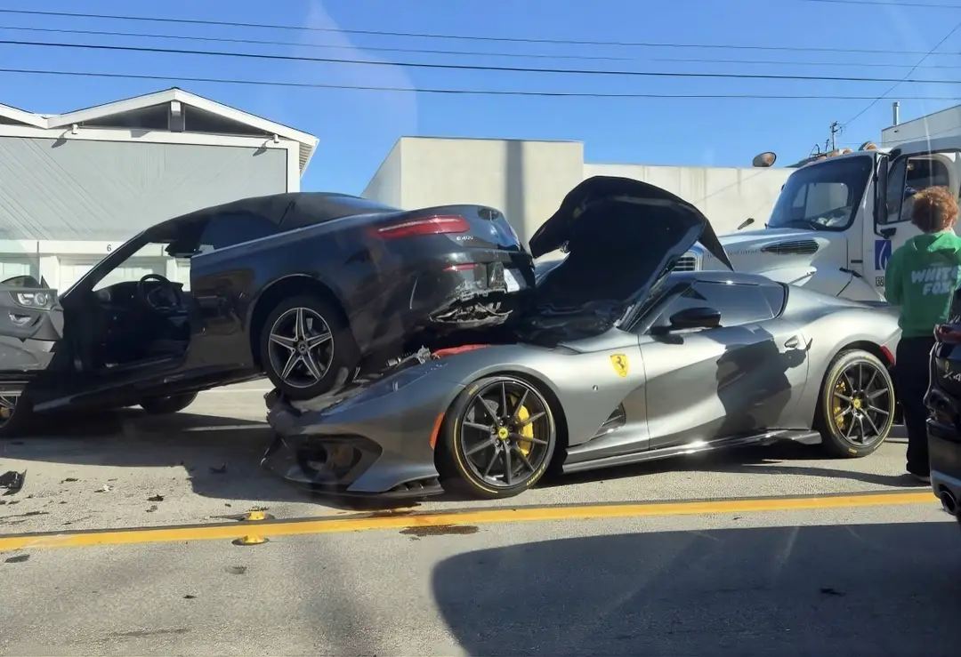 una ferrari 812 competizione aperta ha fatto un incendente con una mercedes c400 cabrio e gli è finita sotto